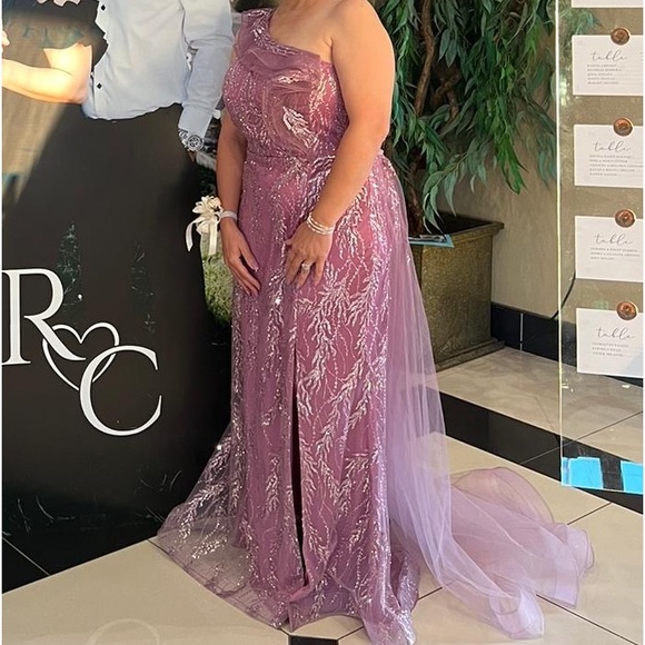 A beautiful and elegant light purple dress. Worn once - Picture 2 of 3